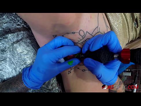 ❤️ Ekstremt tatovert hottie Sully Savage tok en tatovering på klitoris ☑ Porno fb ved no.thebestfetishsites.ru ❌